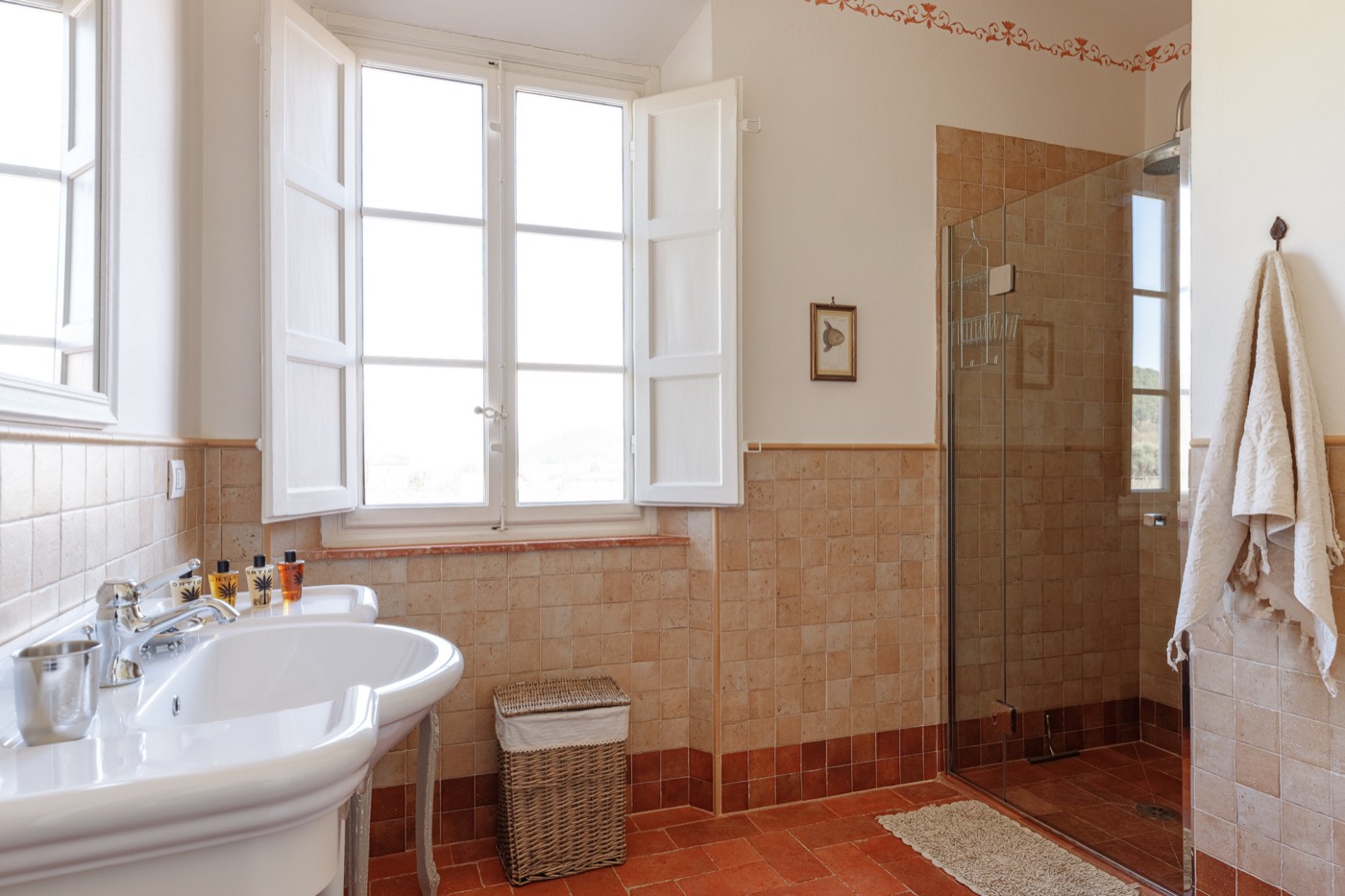Bathroom with terracotta floor and retro sanitary ware