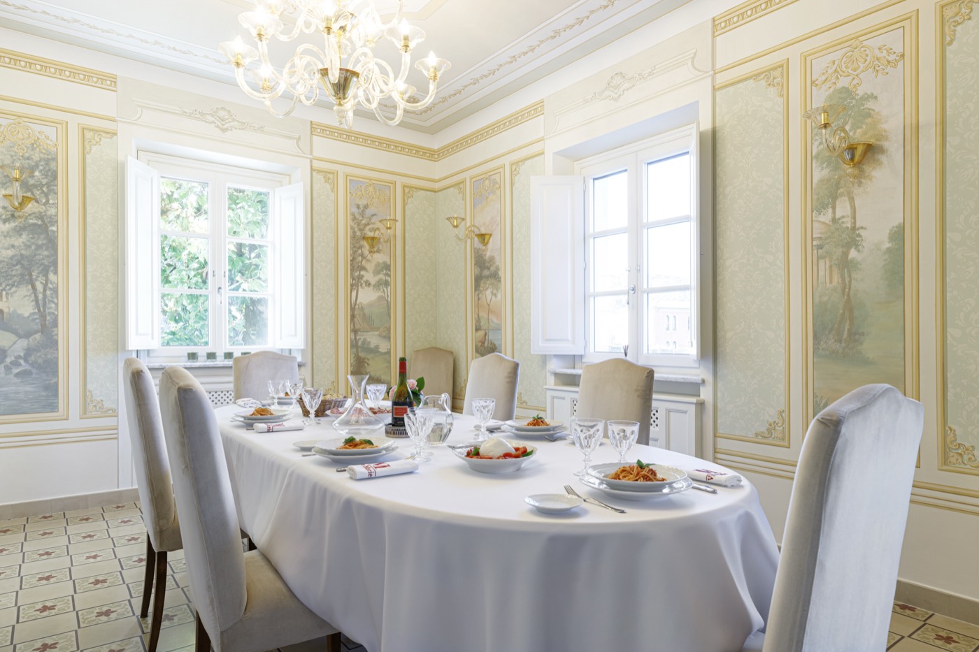 The dining room with Murano chandelier